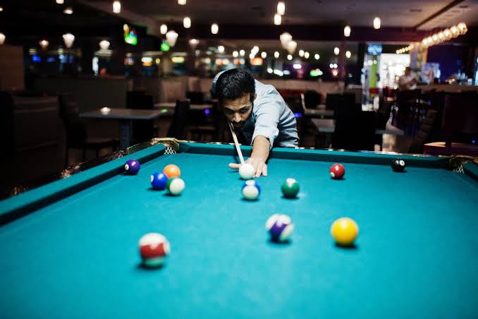 Teknik Dasar dan Trik yang Benar dalam Bermain Bola Biliard